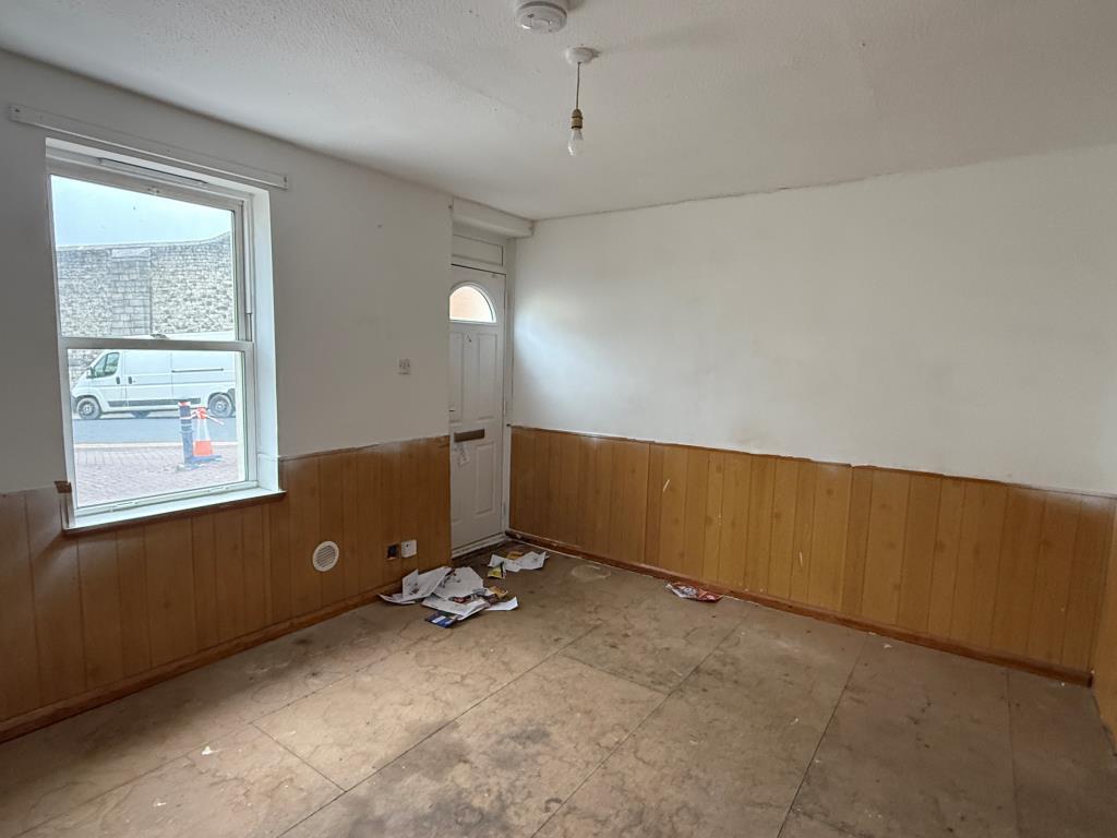 Lot: 74 - HOUSE IN NEED OF IMPROVEMENT - Living Room of House in need of Improvement